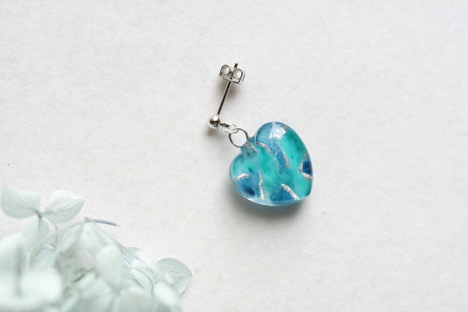 レジンアート ハートのピアス〈青の揺らめき〉 | iichi 日々の