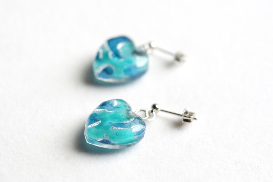 レジンアート ハートのピアス〈青の揺らめき〉 | iichi 日々の