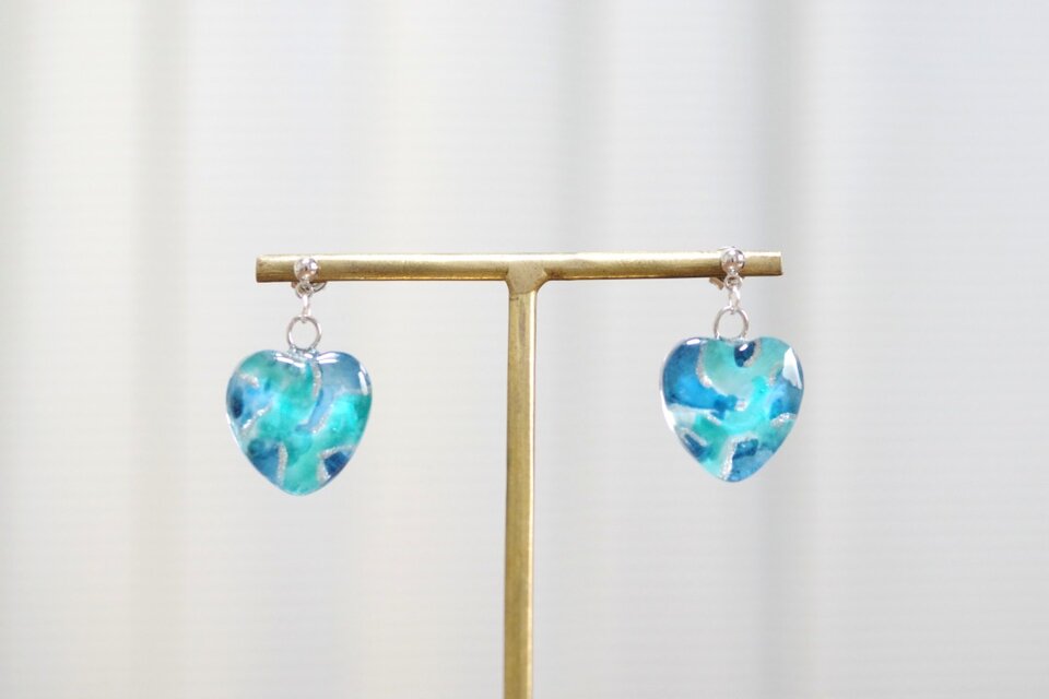 NO.9 ハンドメイド　ピアス　イヤリング　チャーム　ハート　レジン レジンアート ハートのピアス〈青の揺らめき〉 | iichi 日々の暮らしを