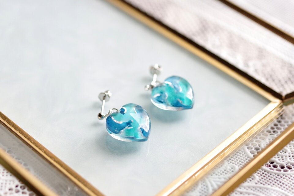 レジンアート ハートのピアス〈青の揺らめき〉 | iichi 日々の