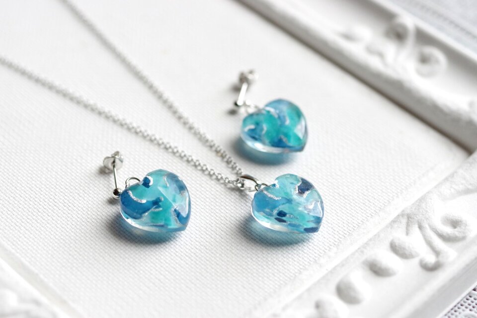 青山葵/まとめ商品/11点/レジンピアス レジンアート ハートのピアス〈青の揺らめき〉 | iichi 日々の