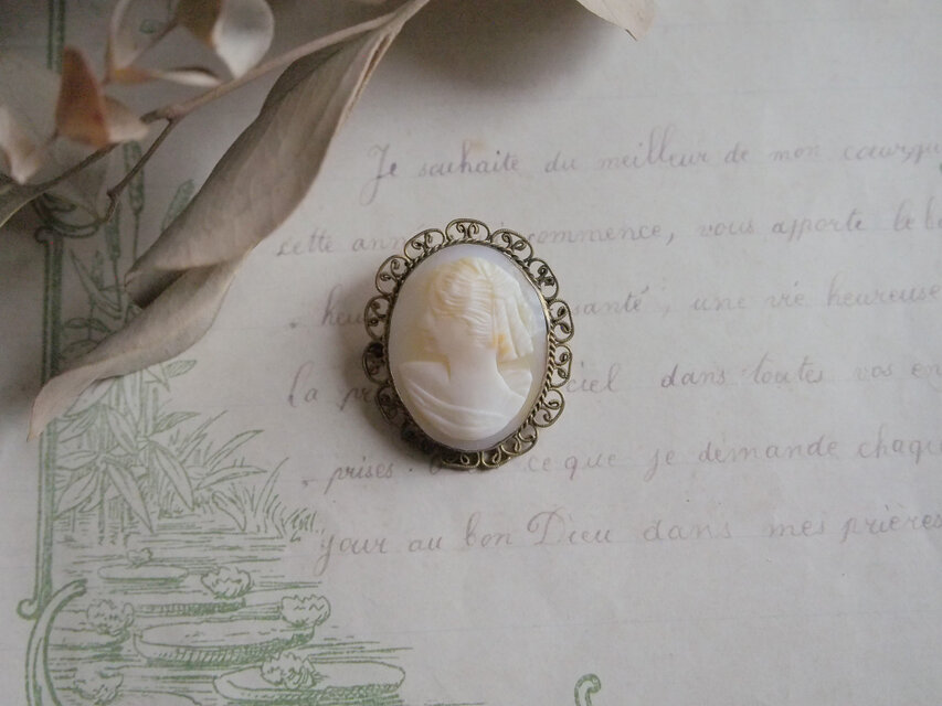 Lisette カメオ　ご婦人のブローチ　ITARY Lisette カメオ ご婦人のブローチ ITARY - メルカリ