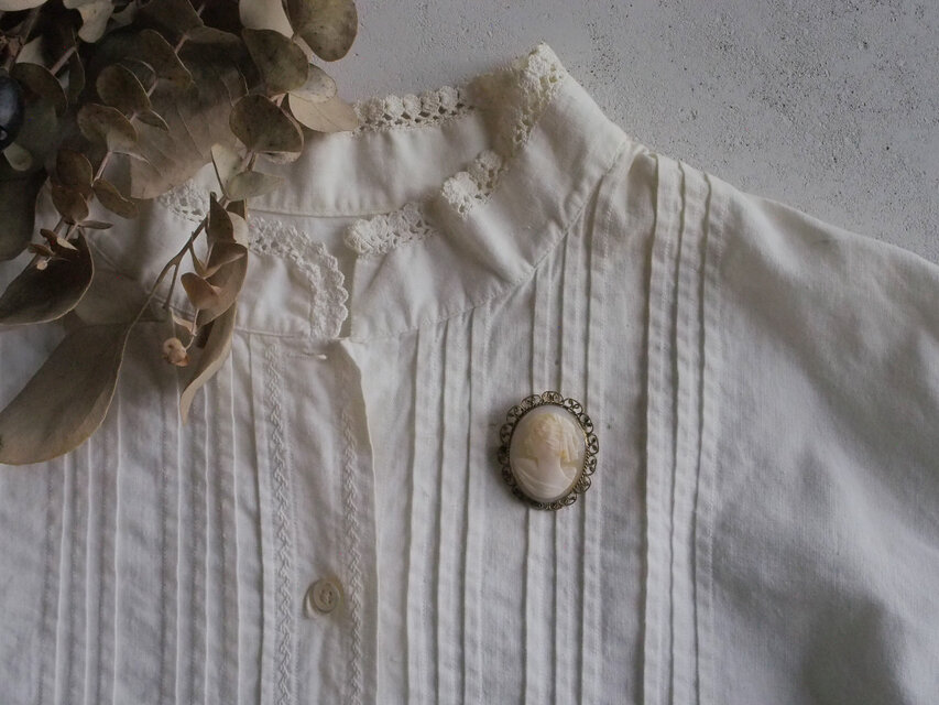 アンティークホワイトラーバカメオブローチ 天使のラーバカメオブローチ アンティーク品 | アンティーク