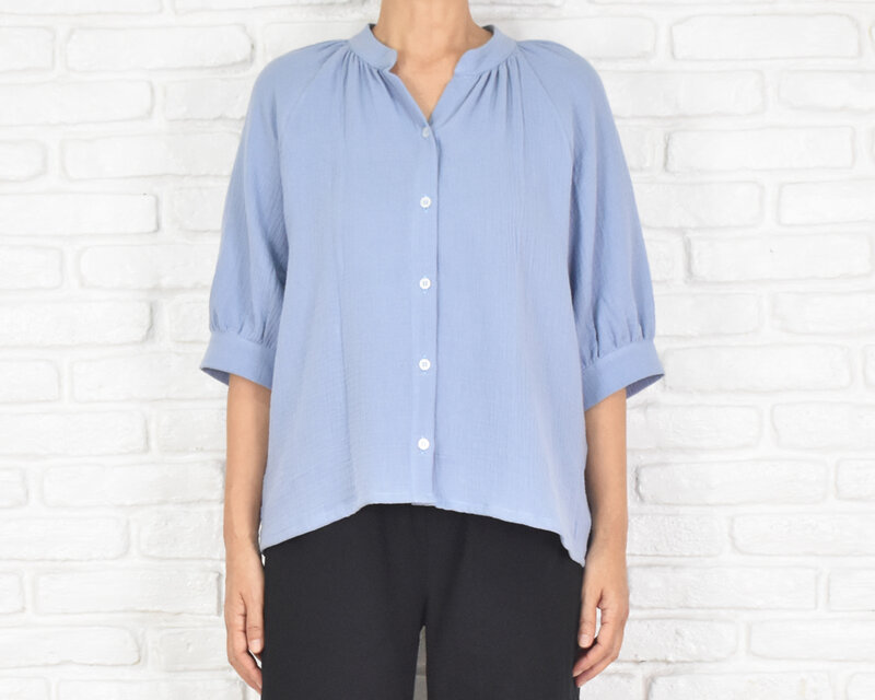 シンプルなコットンダブルガーゼふんわり袖のスキッパーブラウス　サックスブルー