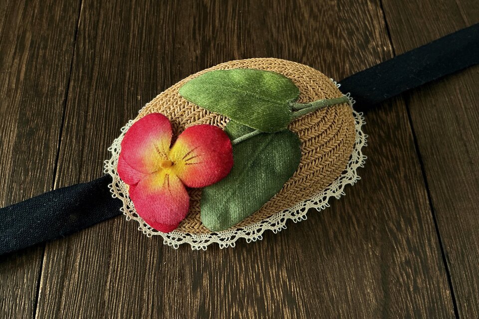 ドール用染め花のビオラ付きブレードのオーバルハット(MLフリー・レッド)