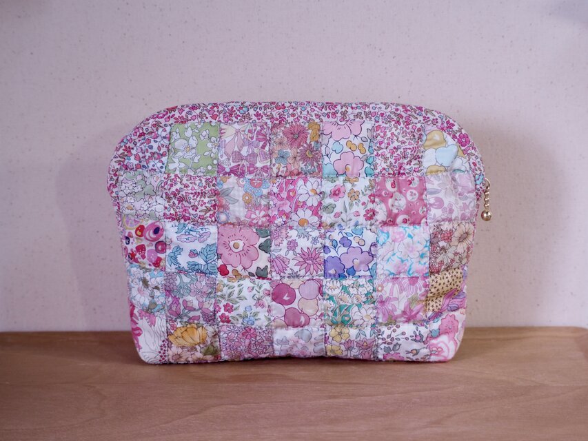 パッチワークキルト リバティ ポーチ うさぎ | iichi 日々の暮らしを