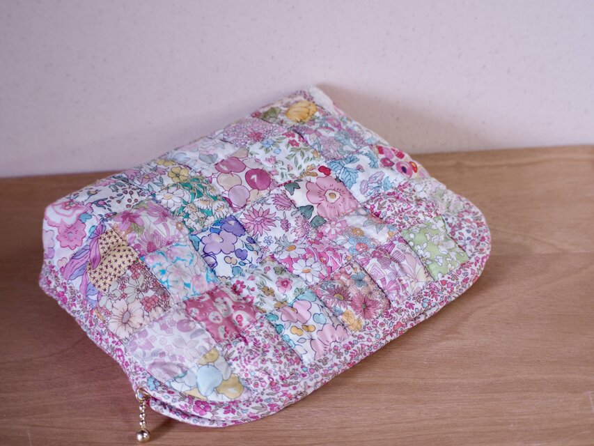 ハンドメイド　リバティ　パッチワークポーチ　うさぎ パッチワークキルト リバティ ポーチ うさぎ | iichi 日々の