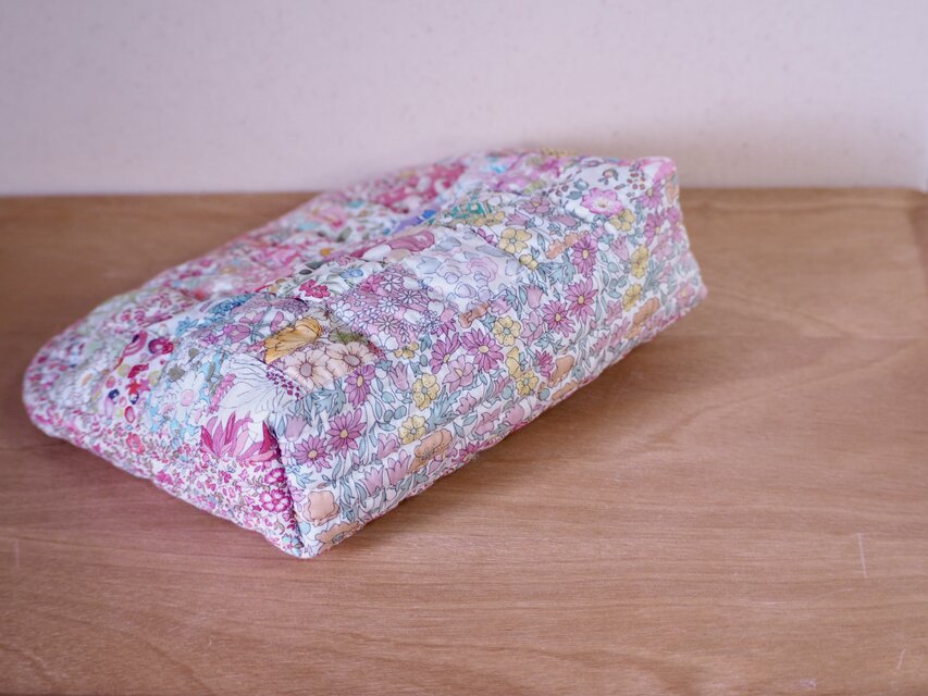 ハンドメイド　リバティ　パッチワークポーチ　うさぎ パッチワークキルト リバティ ポーチ うさぎ | iichi 日々の