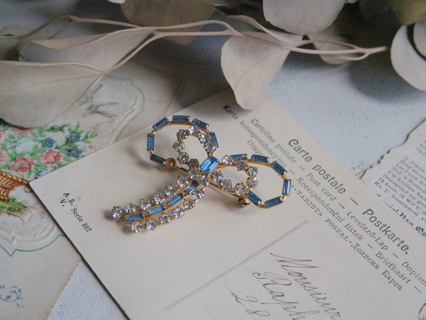 オーストリア ガラスリボンのブローチ