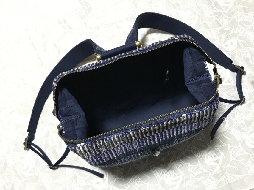 口金入りで口がガバッと開いて使いやすい裂き織りのリュック（紺