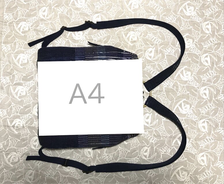 口金入りで口がガバッと開いて使いやすい裂き織りのリュック（紺