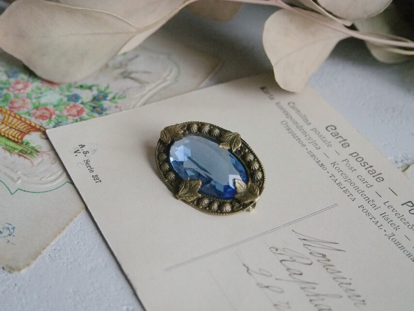 ブルーの一粒ガラスブローチ　ぶどうの葉のフレーム