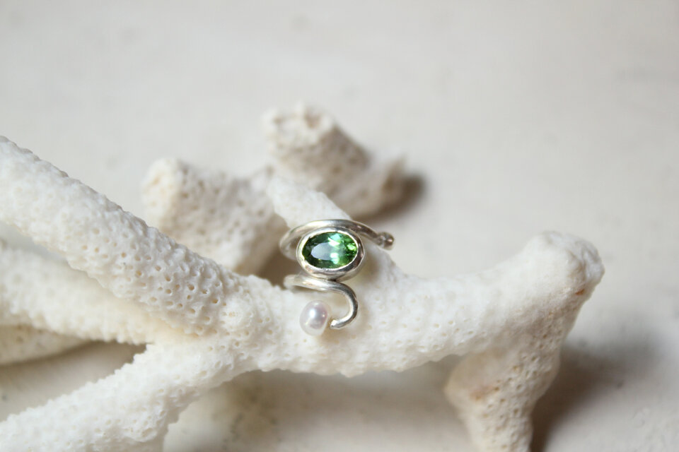 グリーントルマリンと淡水パールのイヤーカフ/SV950