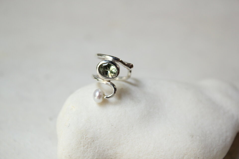 ゾイサイトと淡水パールのイヤーカフ/SV950