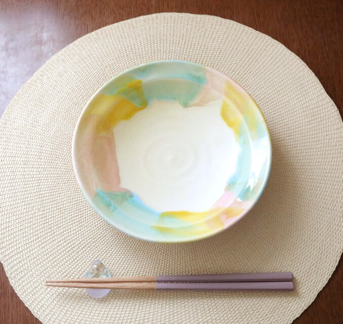 生成色のマット釉と春色三彩のリム皿