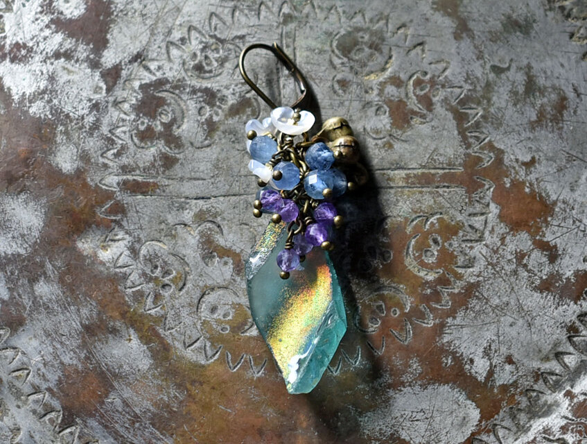 銀化ローマングラスとたわわなアメジスト＆アクアマリン＆民族鈴、白蝶貝の小花の片耳ピアス