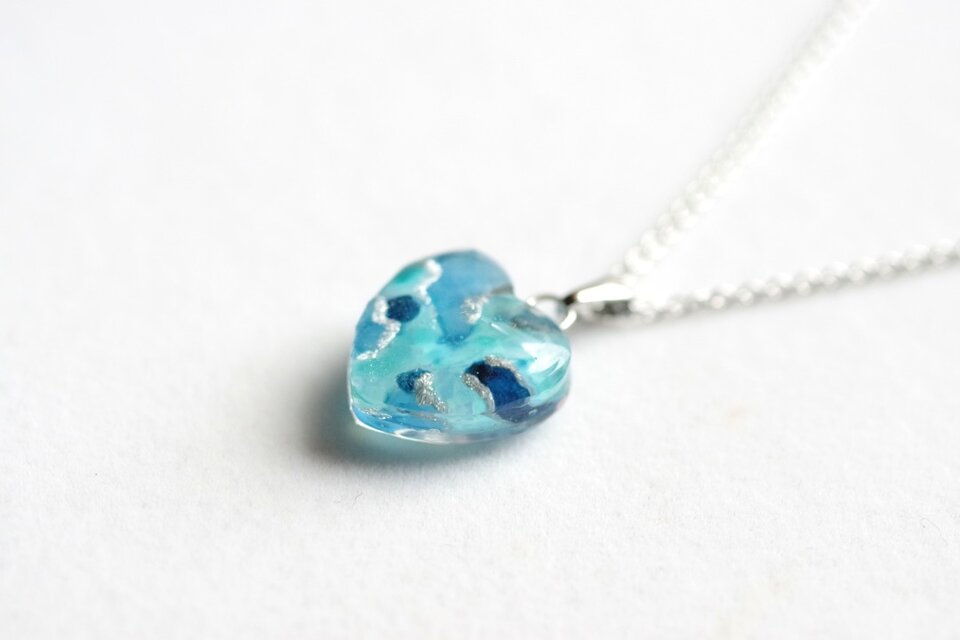 レジンアート　ハートのペンダント〈青の揺らめき〉