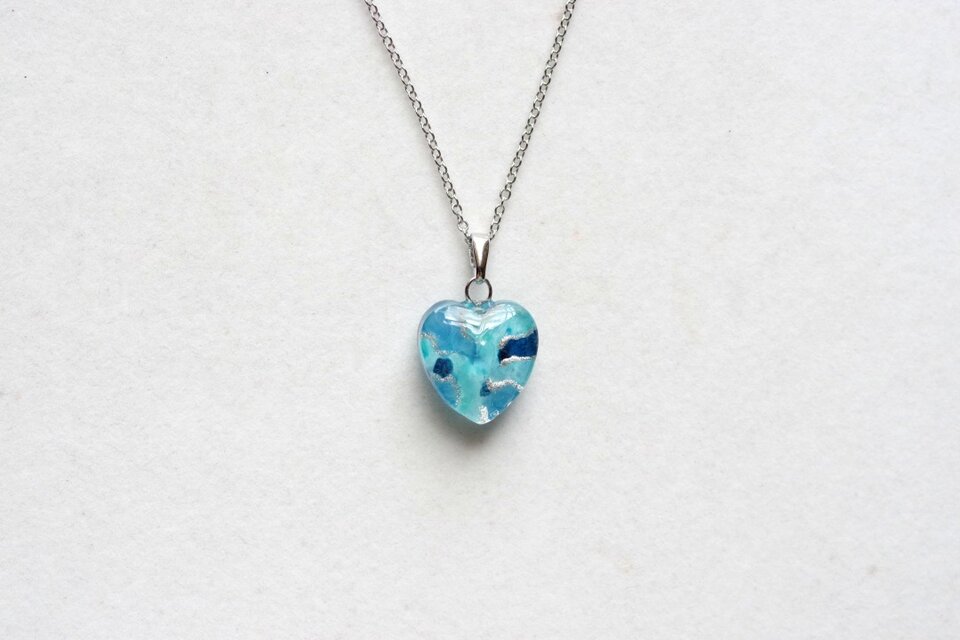 レジンアート ハートのペンダント〈青の揺らめき〉 | iichi 日々の