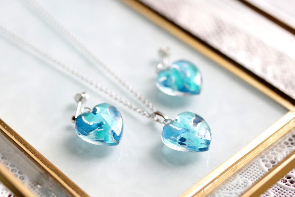 レジンアート ハートのペンダント〈青の揺らめき〉 | iichi 日々の