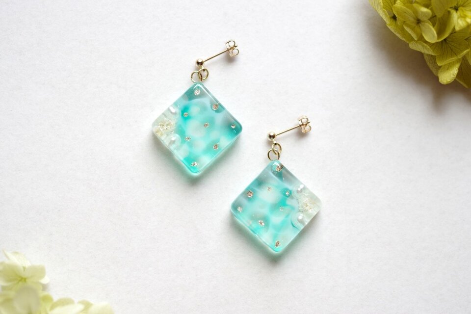レジンアート　スクエアピアス〈水紋・グリーン〉
