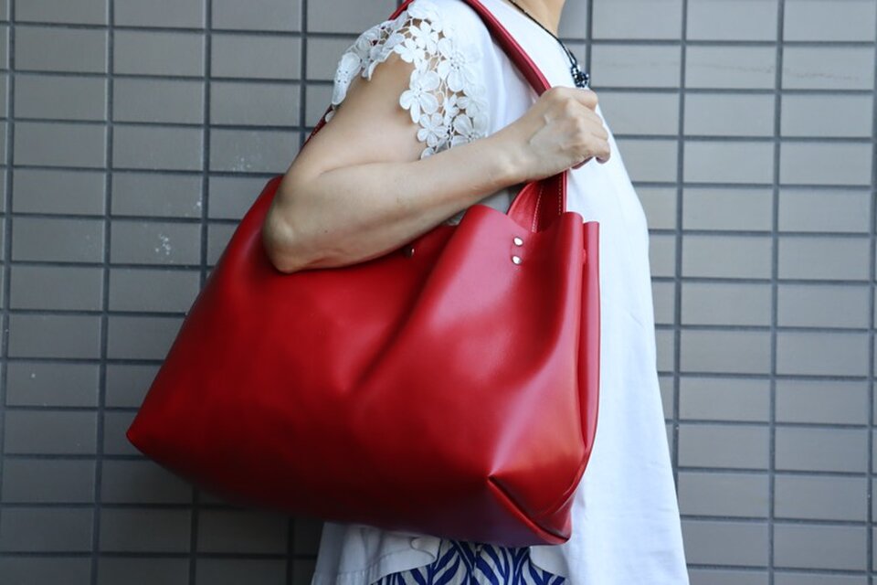肩掛け 太ショルダー 柔らか レッド 本革 軽量 トート ボストン 兼用