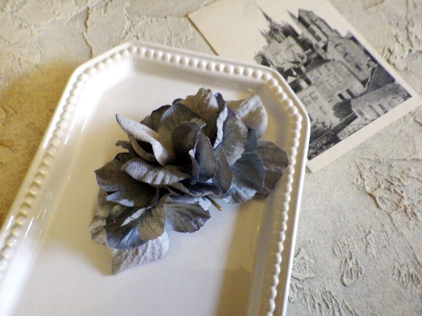 紫陽花のポニーフック ■ 固め素材 生地の布目 ■ ライトグレー色