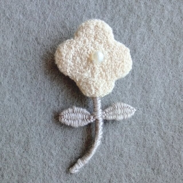 もこもこお花の刺繍ブローチ　キナリ