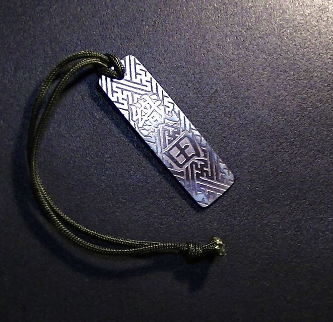 彫金　名前札　ステンレス製　燻し仕上げ　地紋紗綾形　縦書き