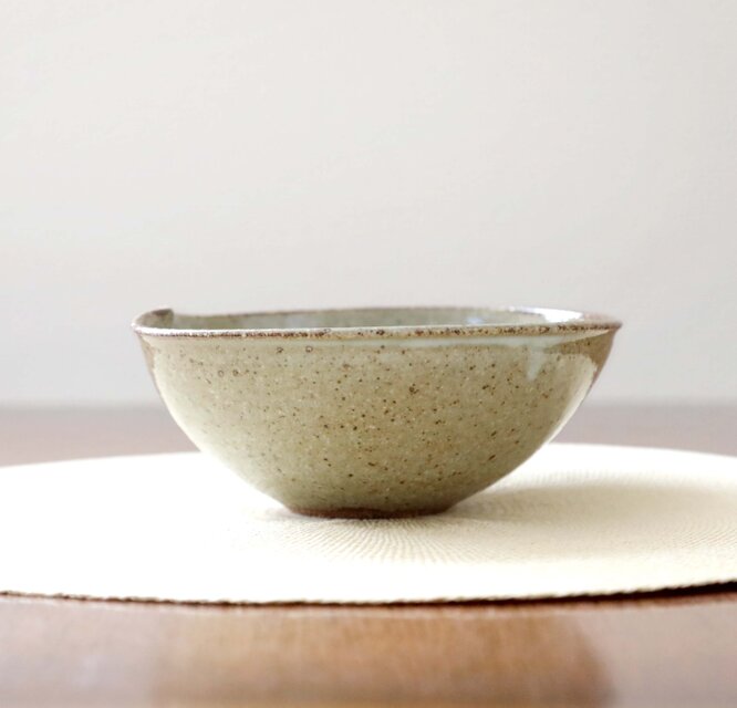 藁白釉の木の葉鉢 大きめサイズ | iichi 日々の暮らしを心地よくする
