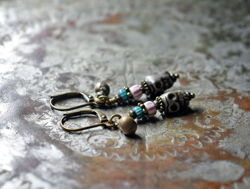 ファニーなスカルビーズとアンティークヴェネチアビーズ、民族鈴のピアス