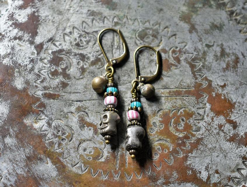 ファニーなスカルビーズとアンティークヴェネチアビーズ、民族鈴の