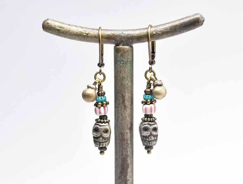 ファニーなスカルビーズとアンティークヴェネチアビーズ、民族鈴の