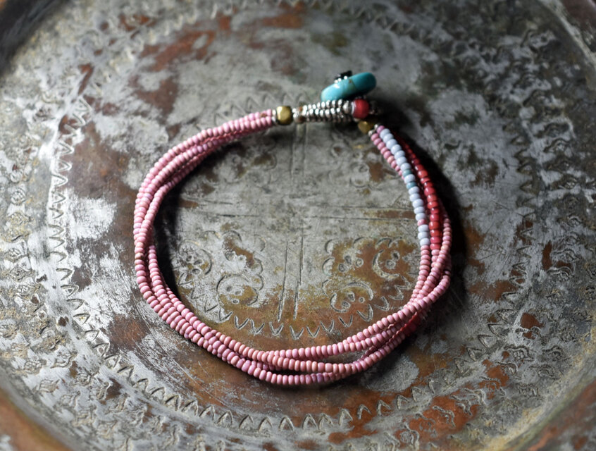 ピンクマサイ、金赤ホワイトハーツ、ホリゾンブルービーズの4連ブレス（ターコイズ留め金）