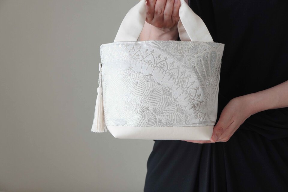【花青海波模様　シルバー　シルク 帯リメイク トート型バック】日常使い、結婚式、パーティー、お呼ばれの日に。