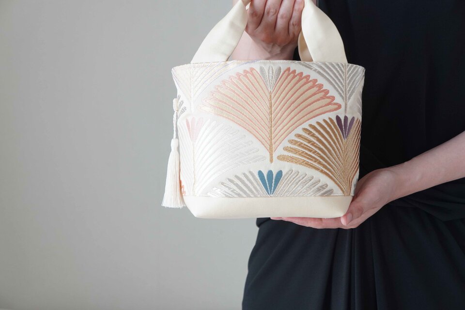 【松模様　ゴールド　シルク 帯リメイク トート型バッグ】日常使い、結婚式、パーティー、お呼ばれの日に。