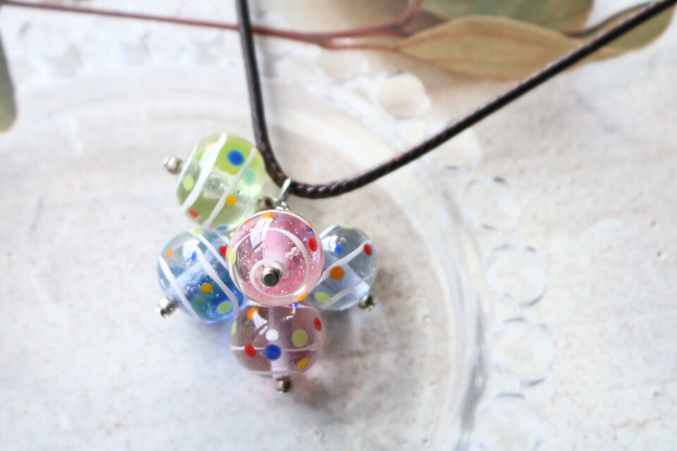 リクエスト品　のほほん様 ヨーヨー(水風船)のとんぼ玉ガラスペンダント | iichi 日々の