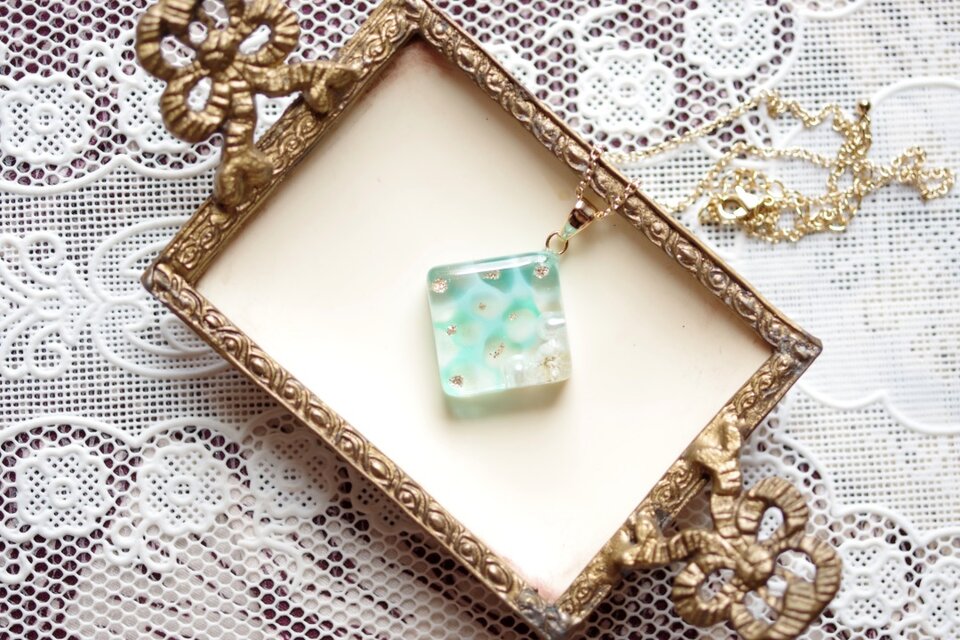 レジンアート スクエアペンダント〈水紋・グリーン〉 | iichi 日々の