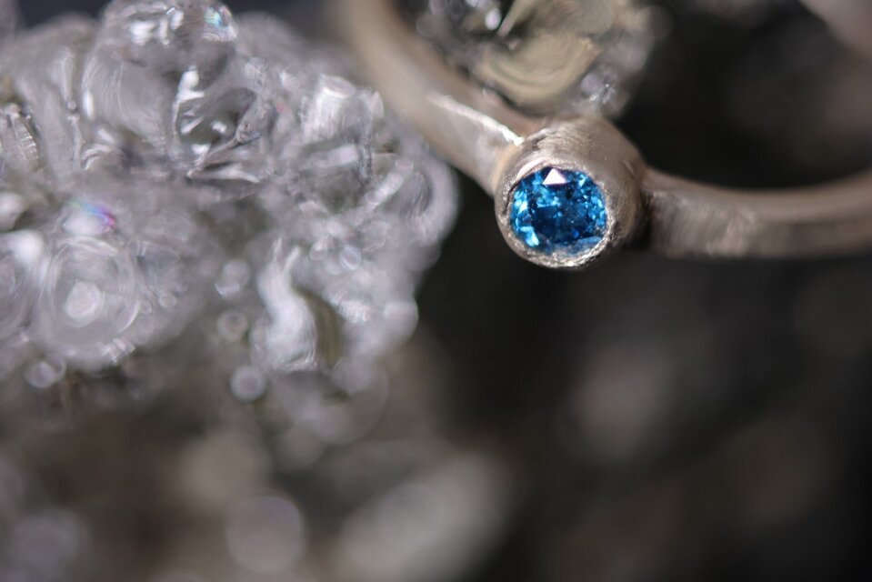 【小鳥屋イチオシのブルー！】ブリリアントカット　微蛍光ブルーダイヤモンド・シルバーリング【滄】