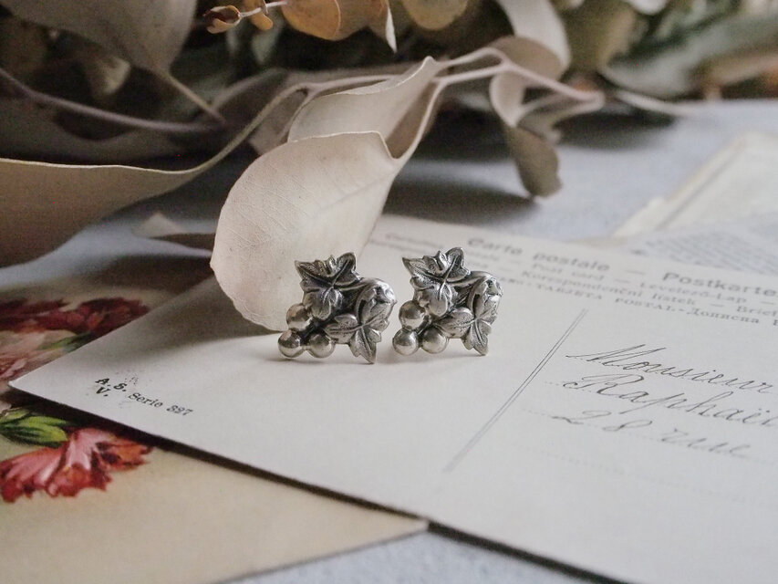 ぶどうのレリーフのシルバーイヤリング