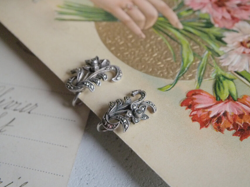 すいせんが上品に咲くシルバーのイヤリング