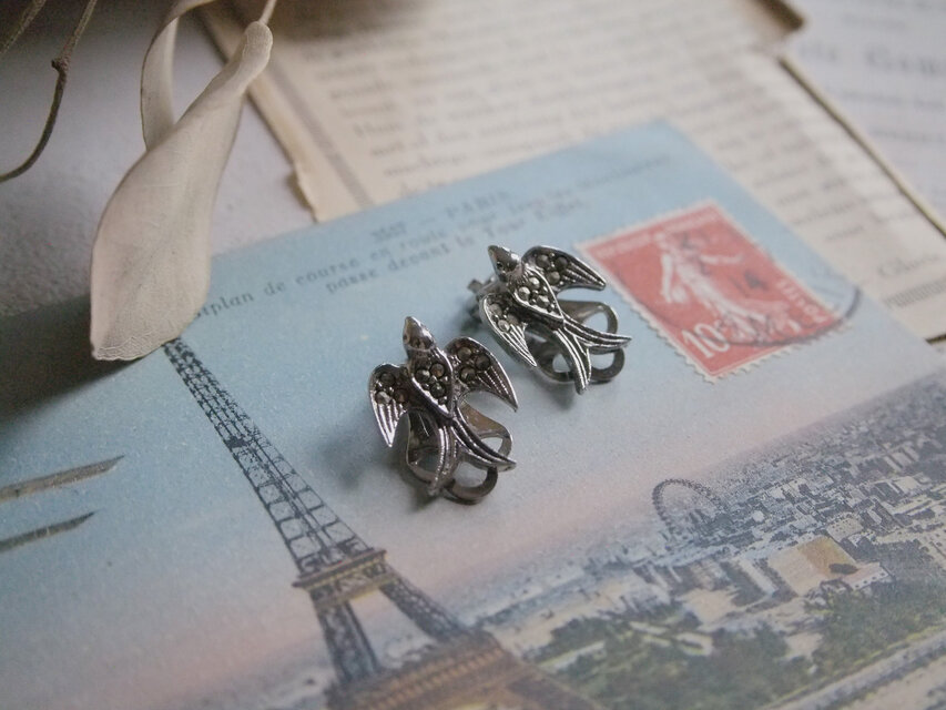 こぶりな鳥のマーカサイトイヤリング