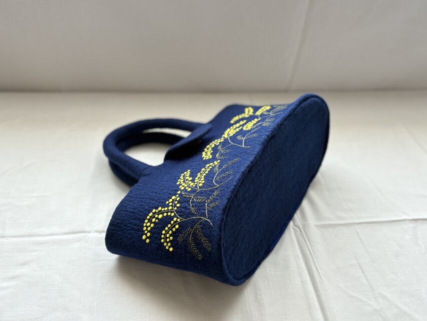 羊毛刺繍フェルトバック/ mimosa | iichi 日々の暮らしを心地よくする