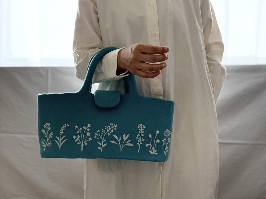 羊毛刺繍フェルトバック/ 蒼の空 | iichi 日々の暮らしを心地よくする