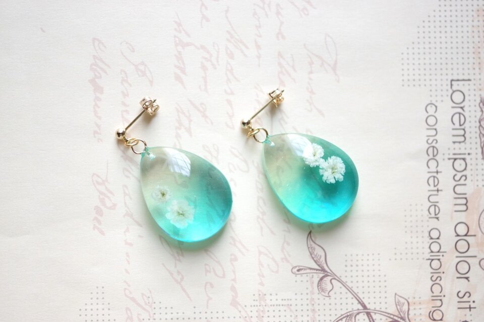 レジンアート　ドロップピアス〈風の中の羽のように〉