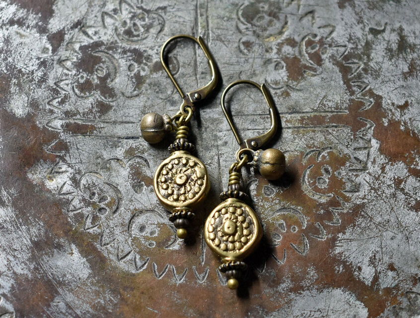 コインの様なインドブラス、小さな民族鈴のピアス