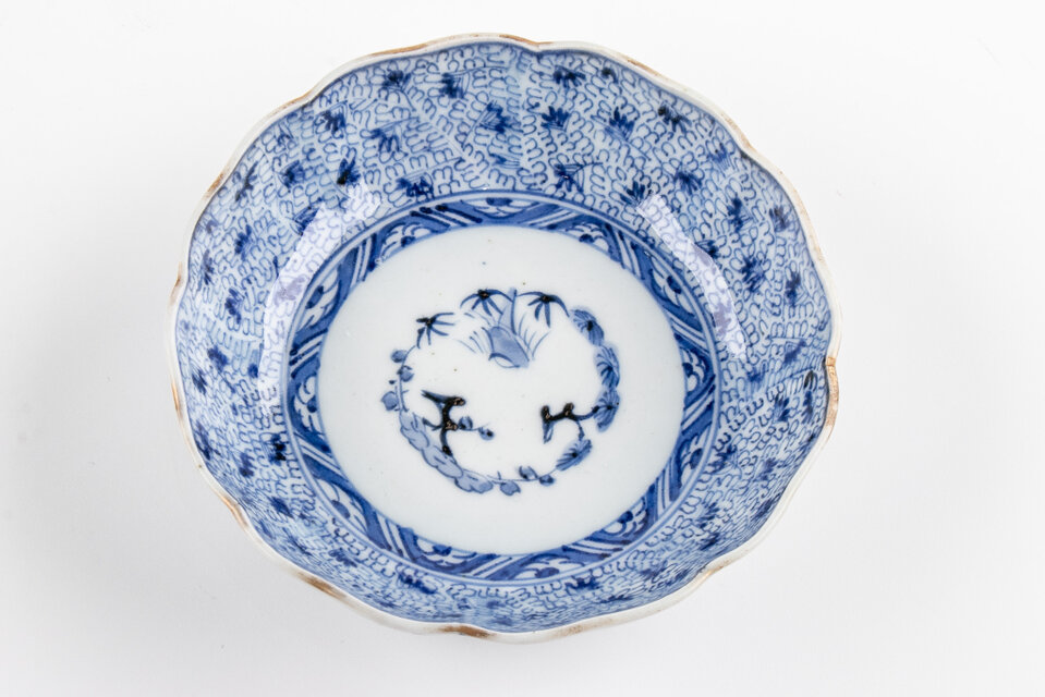 専用となります　蔵出し皇室十六菊御紋 御下賜品 古伊万里 　染付唐草　蓋付き茶碗 専用となります 蔵出し皇室十六菊御紋 御下賜品 古伊万里 染付唐草 蓋