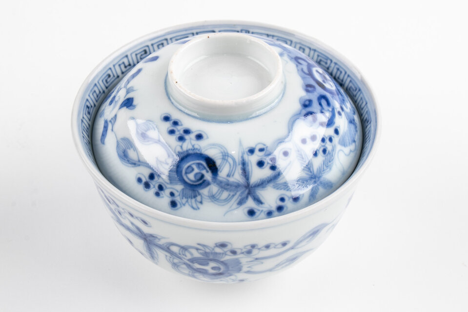 古伊万里 染付 線描き唐草文 蓋茶碗 江戸後期 | iichi 日々の