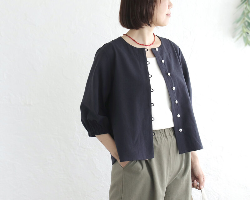 季節をつなぐ一枚◎ 東炊きコットンリネン 五分袖ループボタンブラウス（ネイビー）TP22