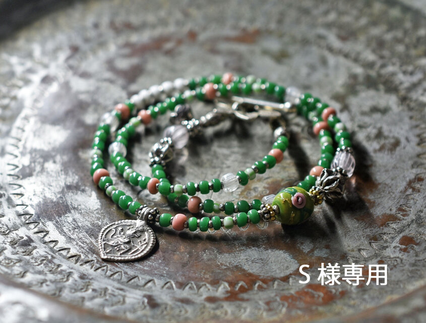 「S様専用」oldインドシルバーと薔薇と蔦模様ビーズとグーズベリー、カレンシルバー、小さなアンティークビーズのネックレス