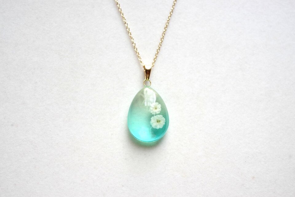 レジンアート　ドロップペンダント〈風の中の羽のように〉